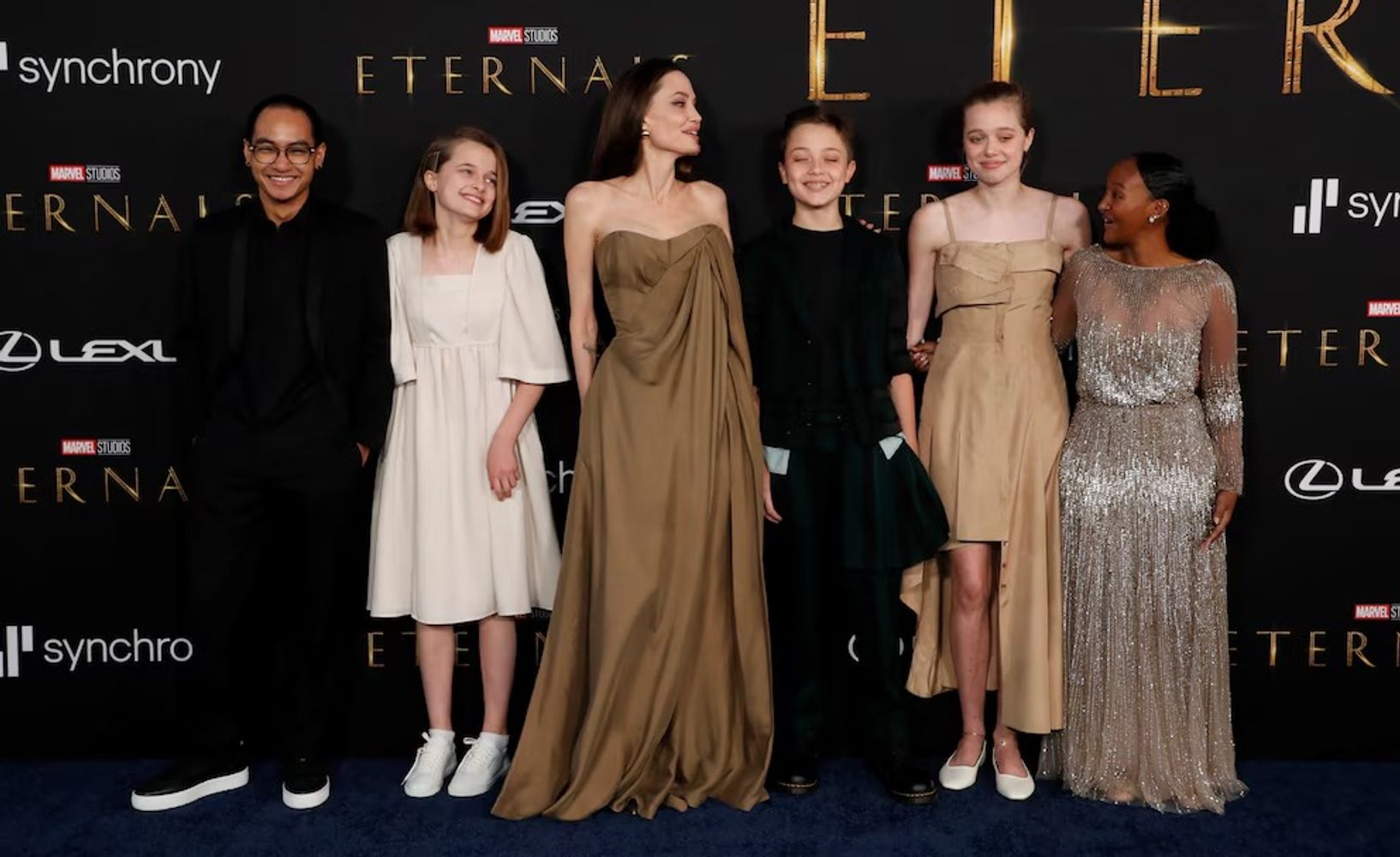 Angelina Jolie con 5 de sus 6 hijos.