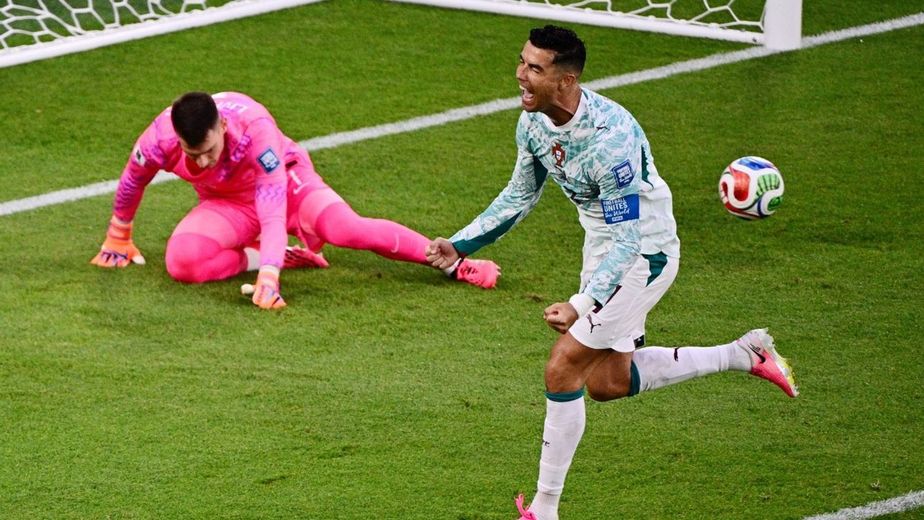 Cristiano y el fabuloso mano a mano con Messi: convirtió en un partido infartante y pasó a octavos del Mundial
