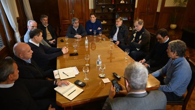 Abad participó del encuentro junto al secretario de Producción, Eduardo Castro, y representantes del sector citrícola y azucarero.

