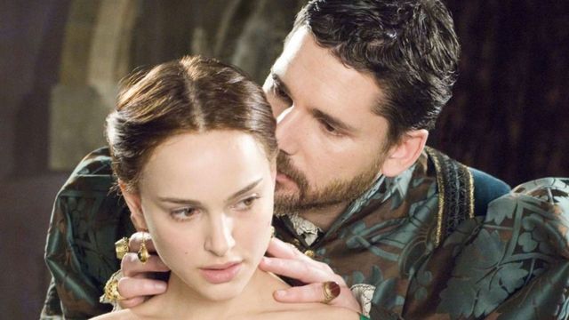La cuidada ambientación y el vestuario son dos de los aspectos más elogiados de la película.