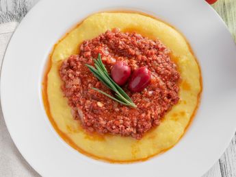 Polenta con salsa bolognesa: la receta más fácil para el invierno