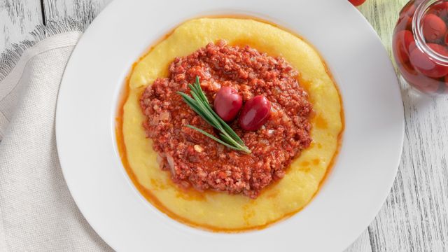 Polenta con salsa bolognesa: la receta más fácil para el invierno