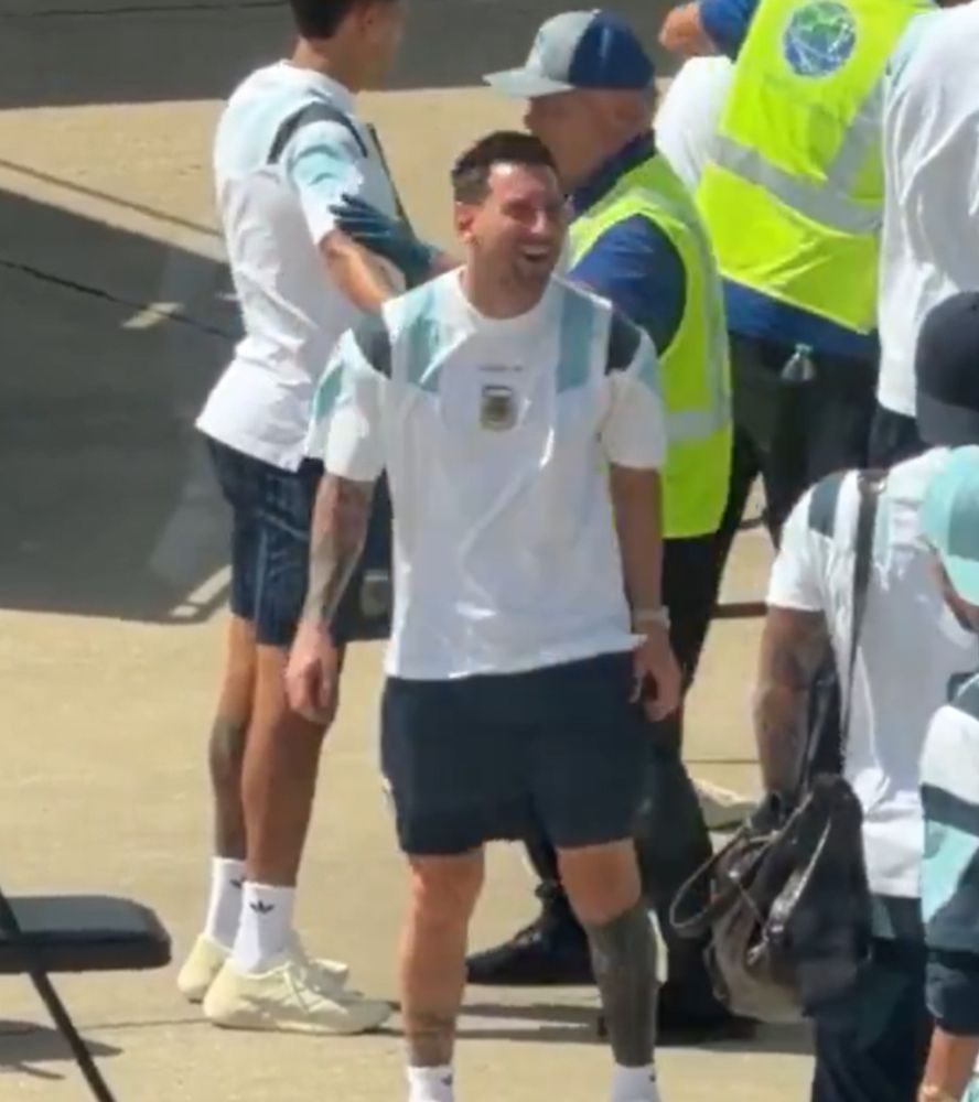 Messi se tentó con el contenido de la valija del Cuti Romero