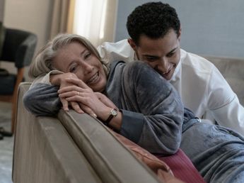 Emma Thompson protagoniza una historia que rompe tabúes sobre el deseo en la madurez.