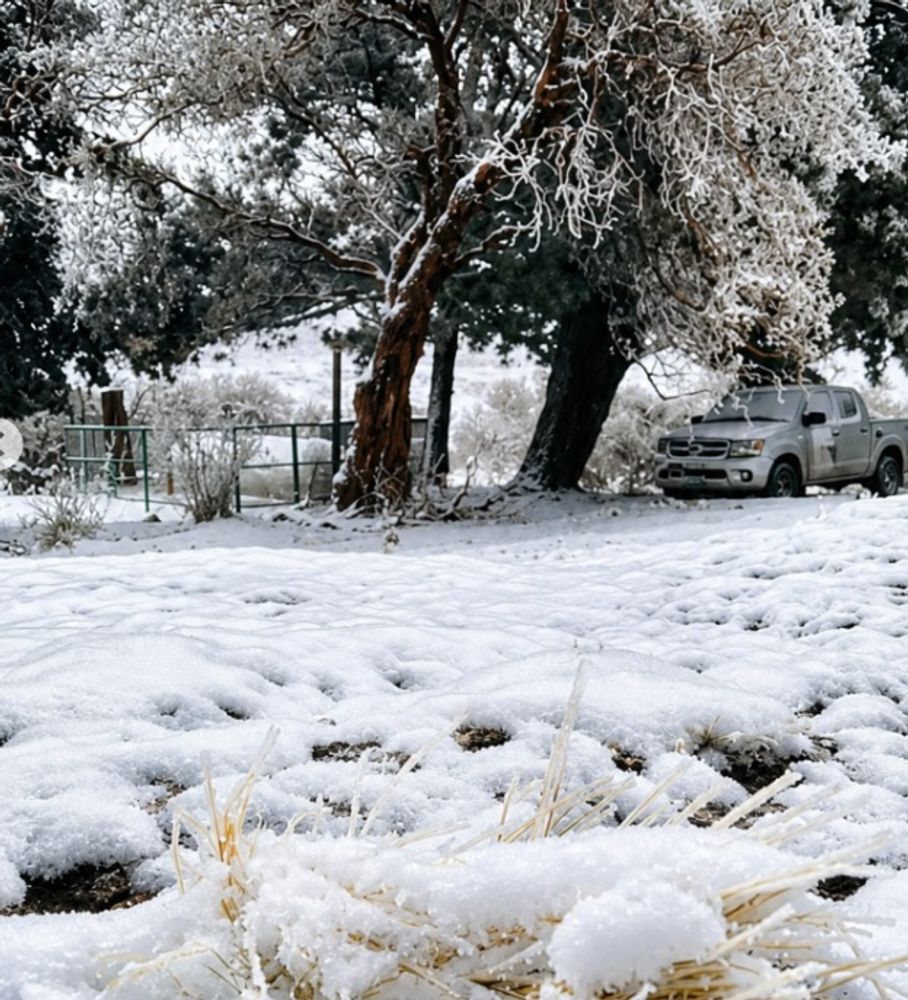 La nieve volvió a cubrir Los Gigantes y regaló una postal inolvidable en Tanti. Fotos:  Viví Turismo