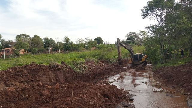 Eldorado intensifica la limpieza de arroyos y desagües ante el pronóstico de lluvias intensas.