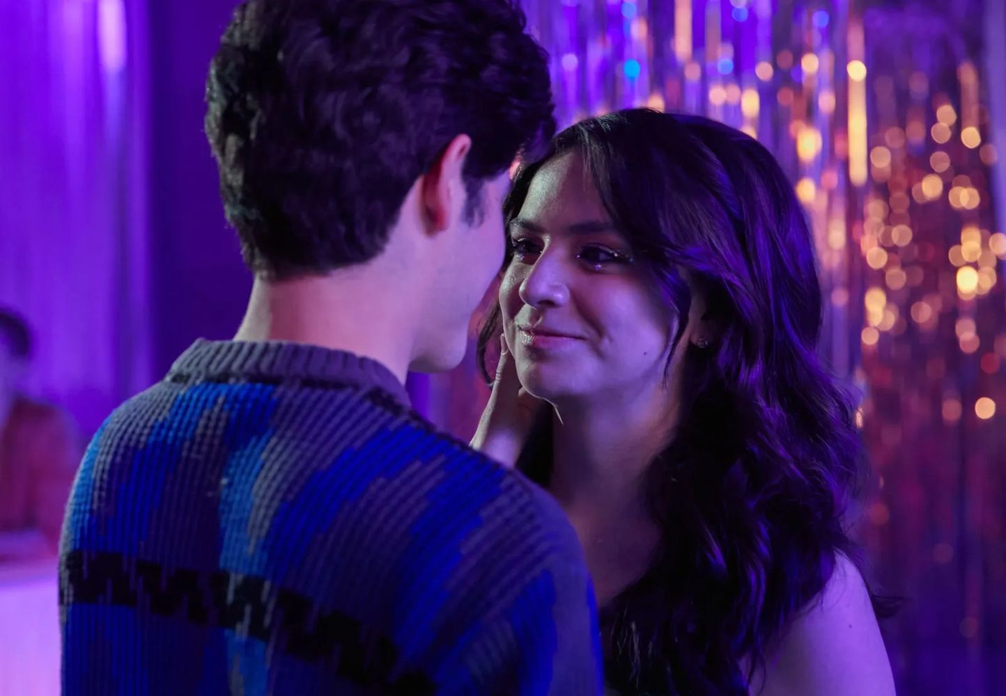 La película “Anónima” está disponible en Netflix y nació como un fenómeno de Wattpad.