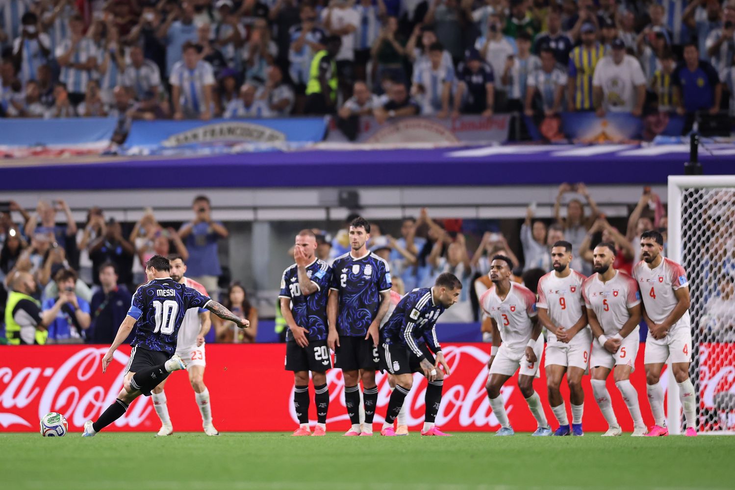 La magia del Lionel Messi récord. Llave para que Argentina pase a octavos del Mundial.