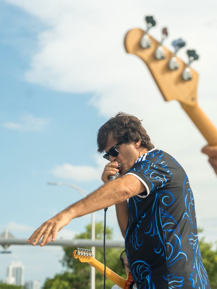 El artista fue invitado por Quilmes a tocar el Himno Nacional.