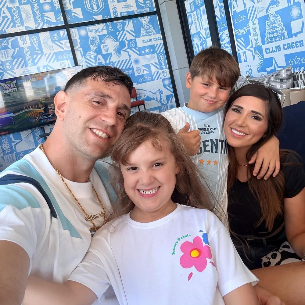Emiliano Martínez junto a su esposa e hijos.