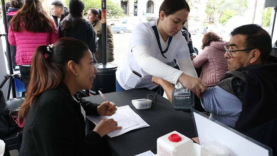 Prevención activa: la carpa sanitaria atiende gratis en Plaza Independencia