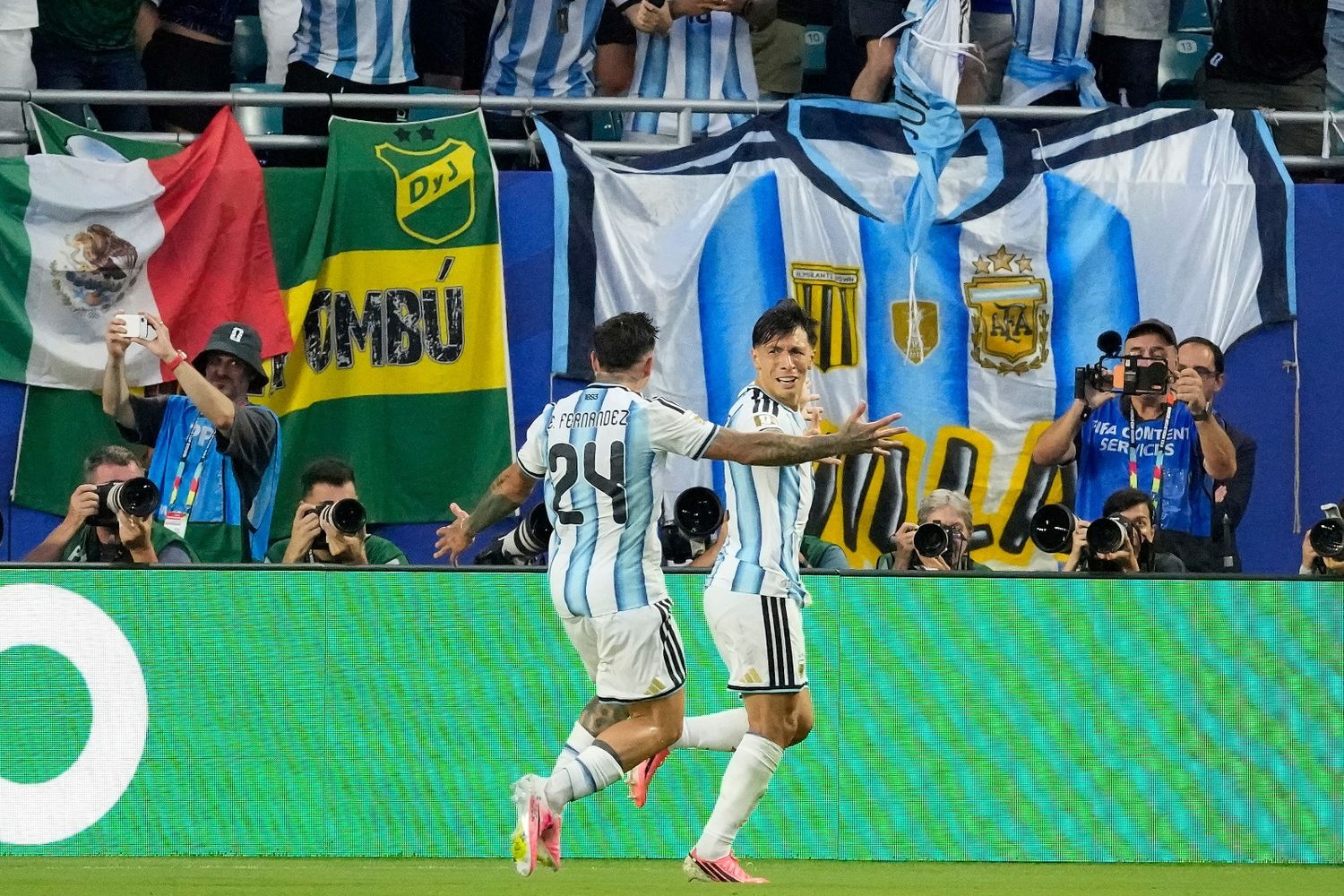 De no poder caminar por el dolor a brillar en el Mundial: el día que Messi rescató a Lisandro Martínez en su peor momento