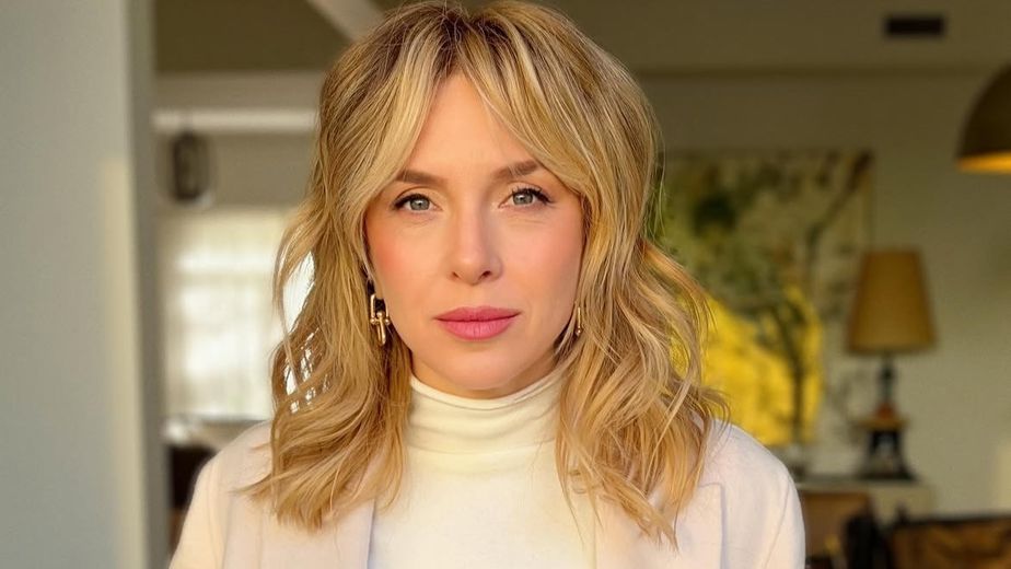 Carla Peterson combinó una falda larga denim con la chaqueta en tendencia y dio cátedra de estilo