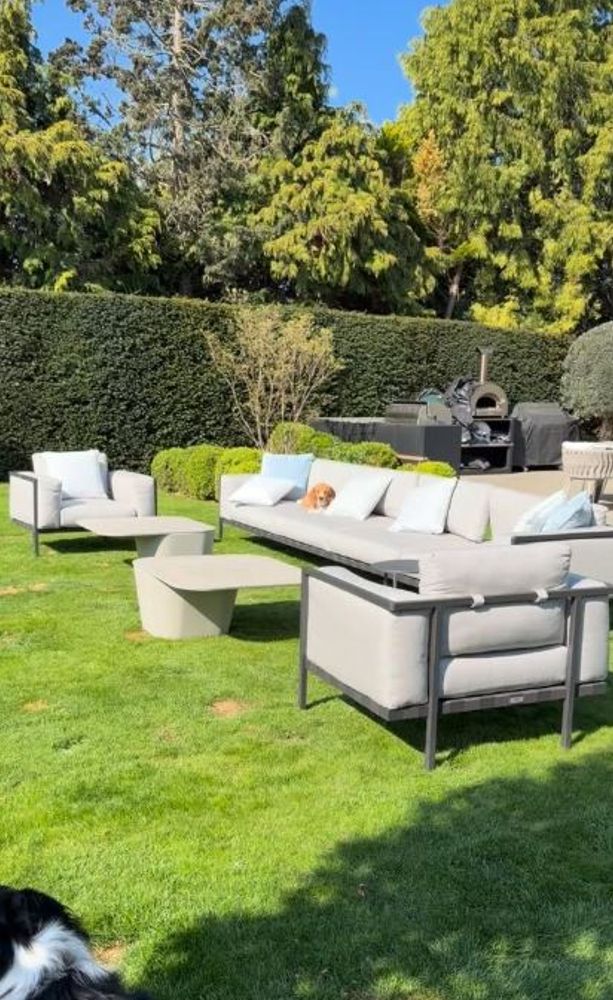 Lujo monocromático y relax: el espectacular jardín con horno pizzero de Enzo Fernández y Valentina Cervantes
