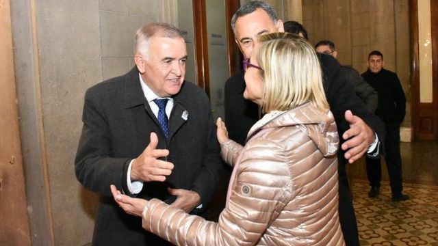 La artista monteriza, radicada en España, fue recibida por Osvaldo Jaldo y Regino Amado antes de iniciar su agenda cultural de julio.