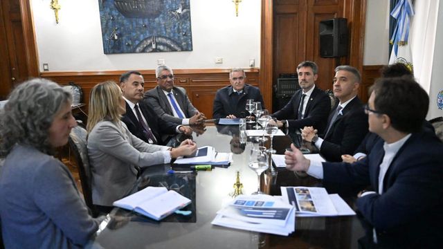 Jaldo, funcionarios provinciales y representantes del organismo federal expusieron sobre financiamiento para pymes.
