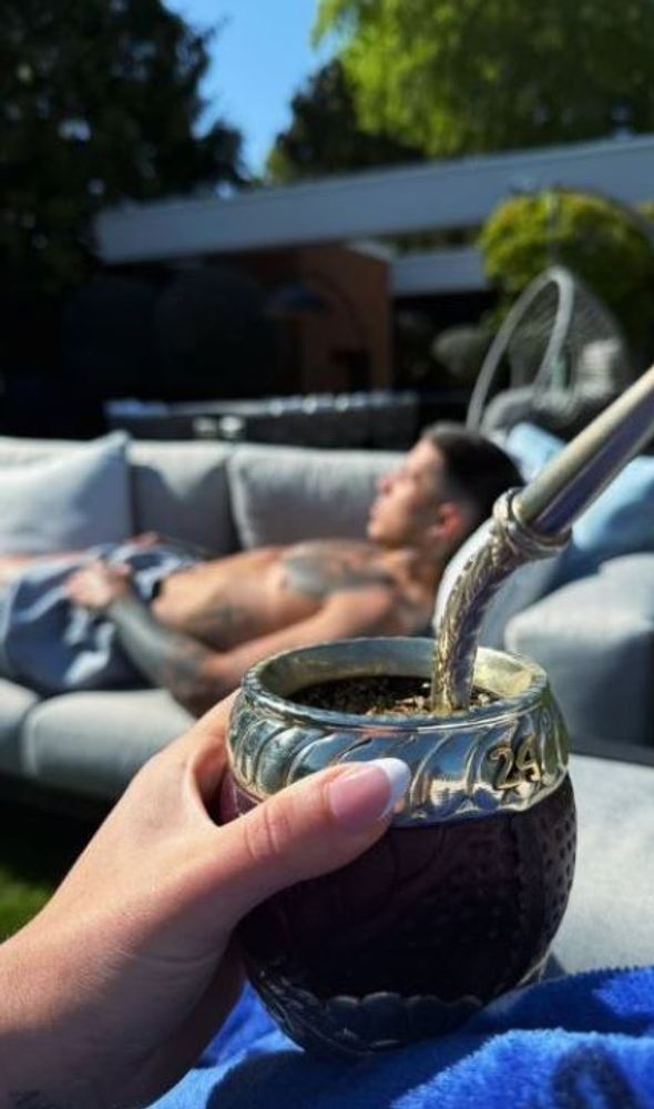 Lujo monocromático y relax: el espectacular jardín con horno pizzero de Enzo Fernández y Valentina Cervantes