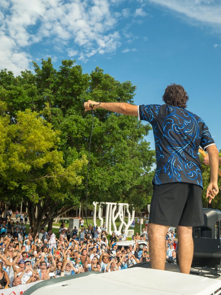 El cantante brindó un mini show gratis.