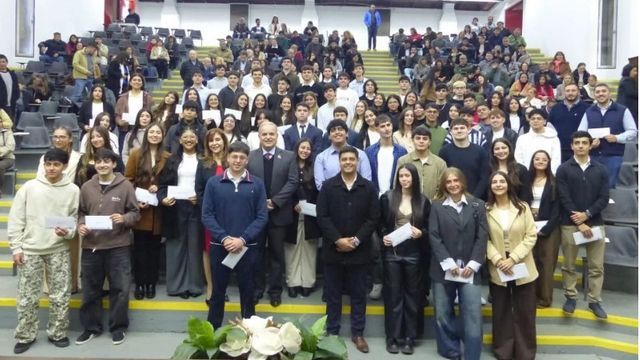 La distinción resaltó la dedicación, la organización y la perseverancia necesarias para avanzar en la formación universitaria.