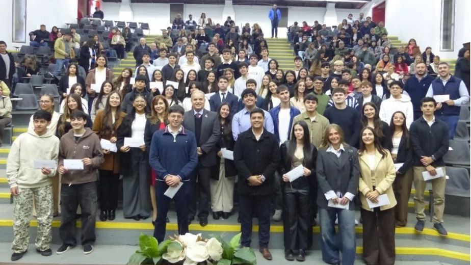La distinción resaltó la dedicación, la organización y la perseverancia necesarias para avanzar en la formación universitaria.