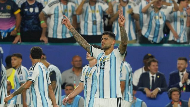 "Cuti" Romero, a lo Belgrano en la Selección Argentina clasificada a octavos de final.