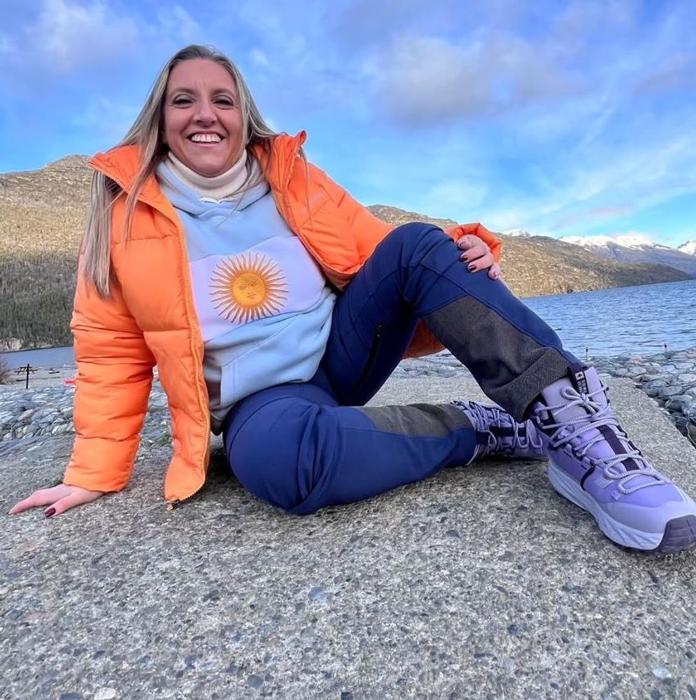 El auge del estilo "gorpcore": las claves del vibrante look de montaña con el que Paula Bernini impuso tendencia al aire libre