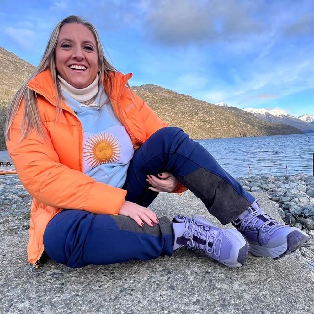 El auge del estilo "gorpcore": las claves del vibrante look de montaña con el que Paula Bernini impuso tendencia al aire libre
