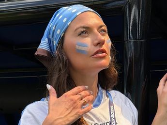 El boom de los accesorios mundialistas: el look albiceleste con el que Sofía "Jujuy" Jiménez marcó tendencia en la cancha