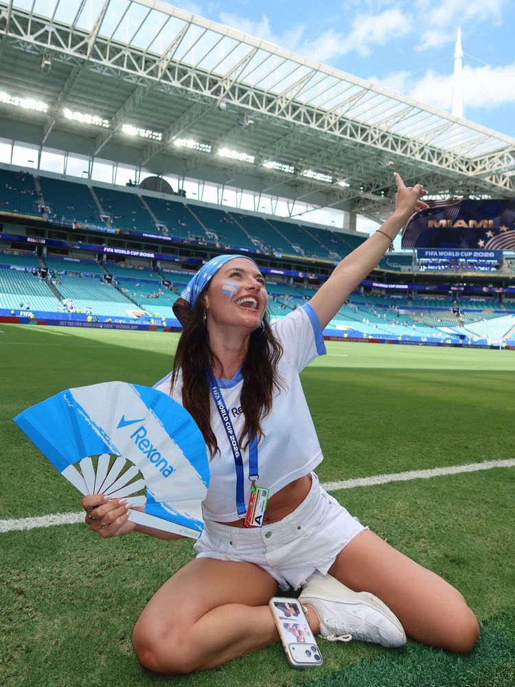 El boom de los accesorios mundialistas: el look albiceleste con el que Sofía "Jujuy" Jiménez marcó tendencia en la cancha