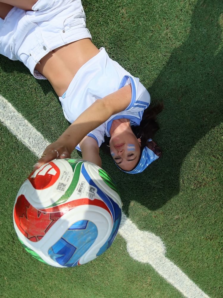 El boom de los accesorios mundialistas: el look albiceleste con el que Sofía "Jujuy" Jiménez marcó tendencia en la cancha