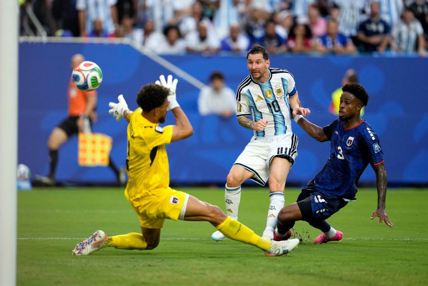 Lionel Messi rompió el cero ante Cabo Verde, en un partido que después se le complicó por demás a la Argentina. 
