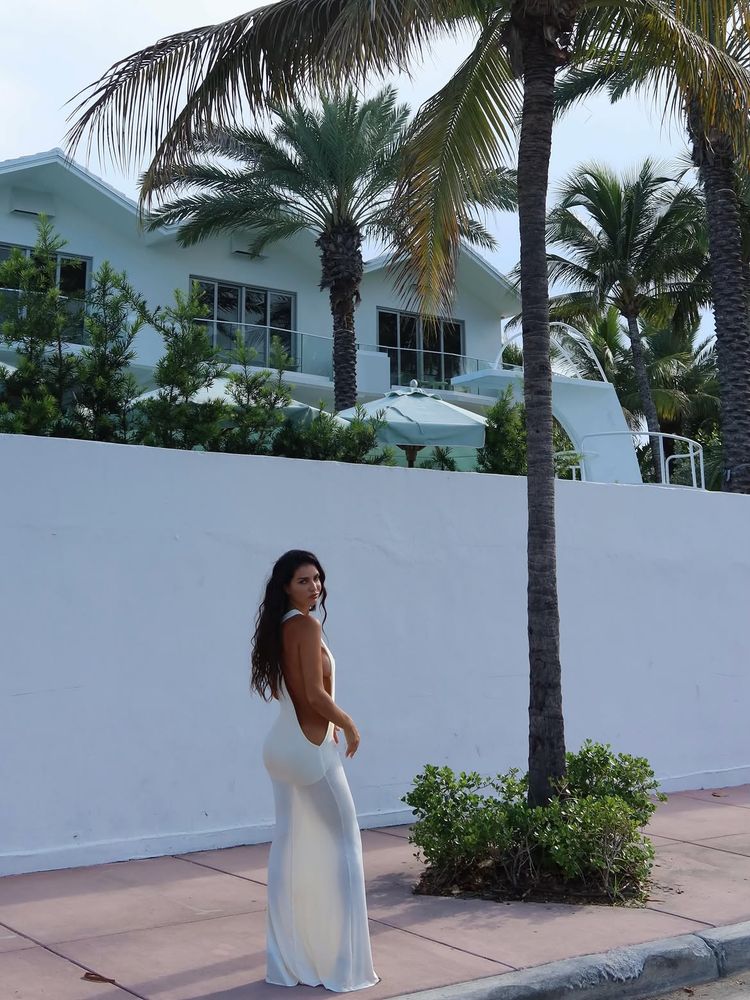 El auge del "sideboob" extremo: las claves del audaz vestido monocromático con el que Zaira Nara causó furor
