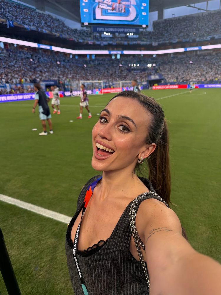 Sastrería y mística mundialista: el impecable look de cancha con el que Morena Beltrán impuso tendencia en el estadio