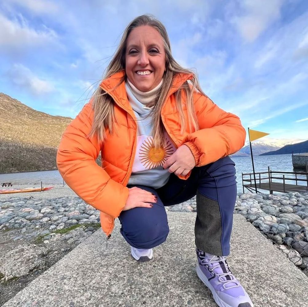 El auge del estilo "gorpcore": las claves del vibrante look de montaña con el que Paula Bernini impuso tendencia al aire libre