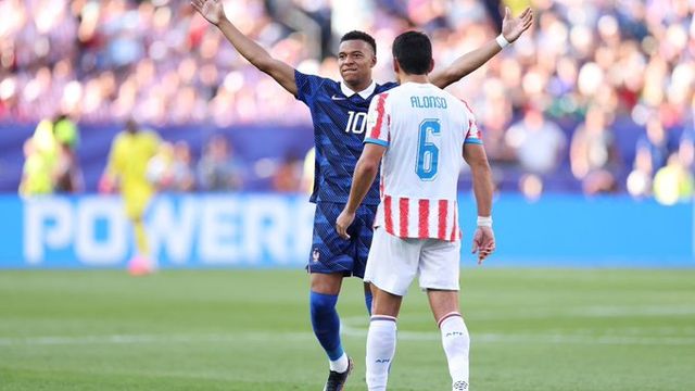 Un insaciable Mbappé le dio el triunfo a Francia contra Paraguay. Y no le da tregua a Messi.