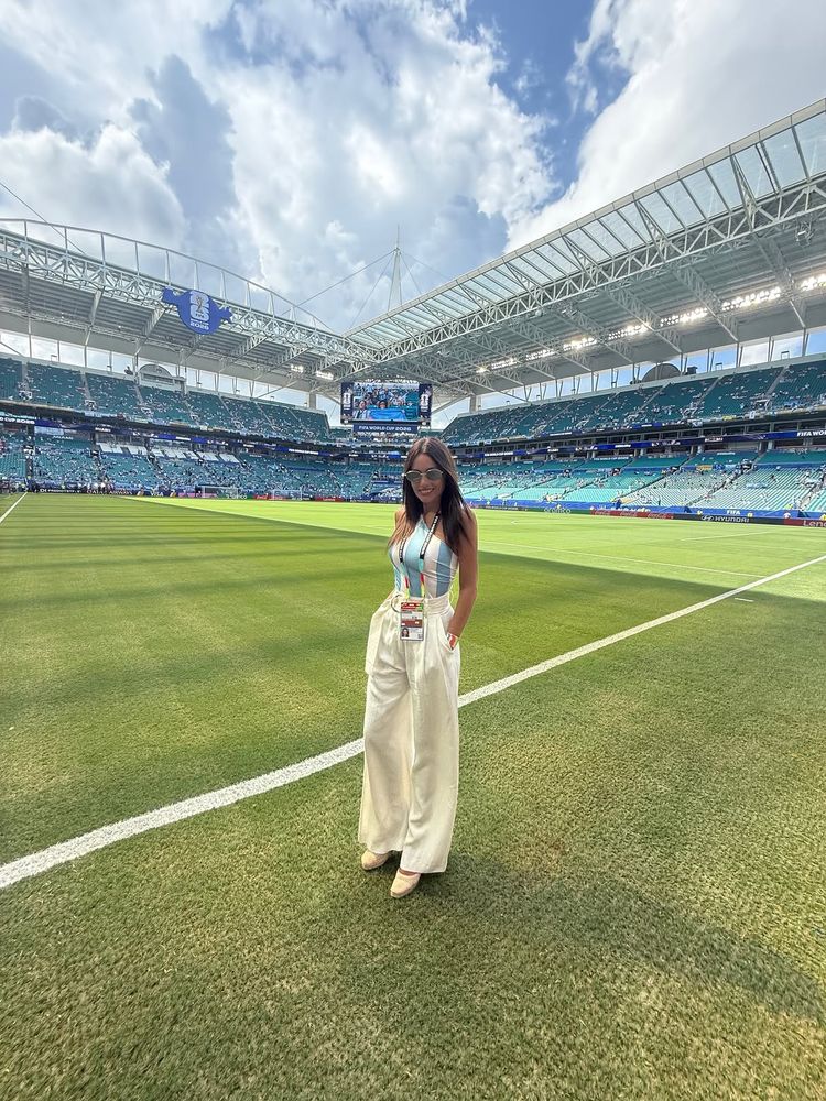 La sofisticación del "stadium chic": el deslumbrante look de Pampita con la camiseta argentina que es furor en el Mundial 2026