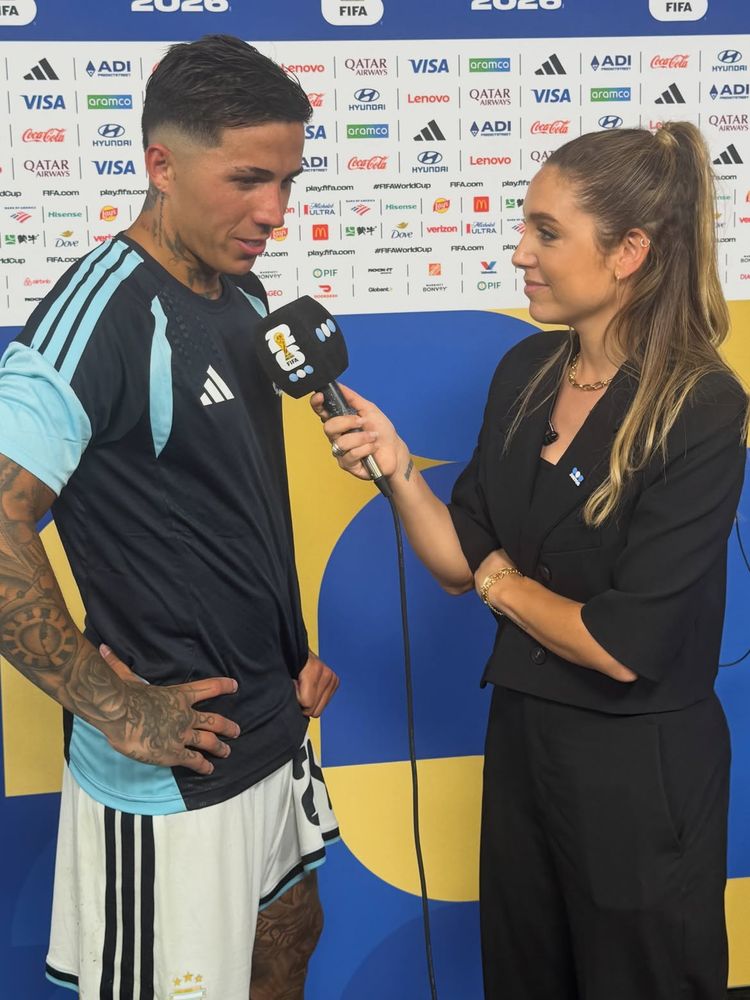 ¡Sorprendió a todos! El look de Sofi Martínez para entrevistar a Messi tras el pase a 8avos