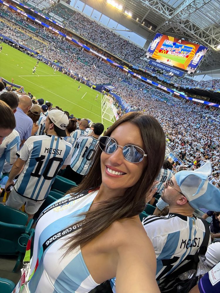 La sofisticación del "stadium chic": el deslumbrante look de Pampita con la camiseta argentina que es furor en el Mundial 2026
