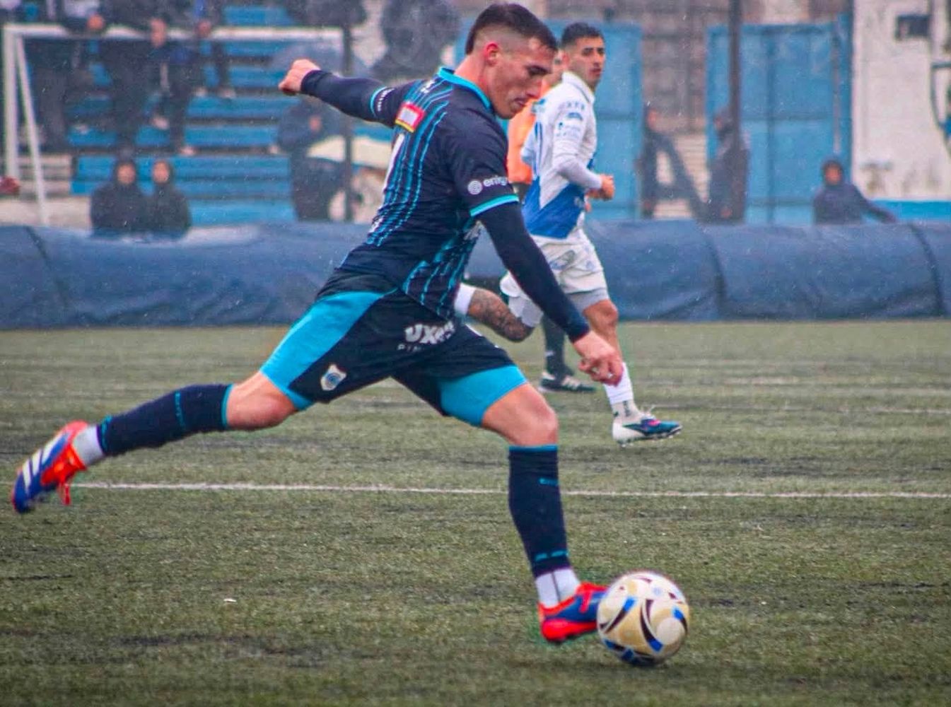 Delfor Minervino convirtió el gol “albiceleste” tras una secuencia de rebotes en un córner, parando la pelota de pecho y definiendo de derecha de manera inatajable para abrir el marcador en la primera mitad ante Midland.