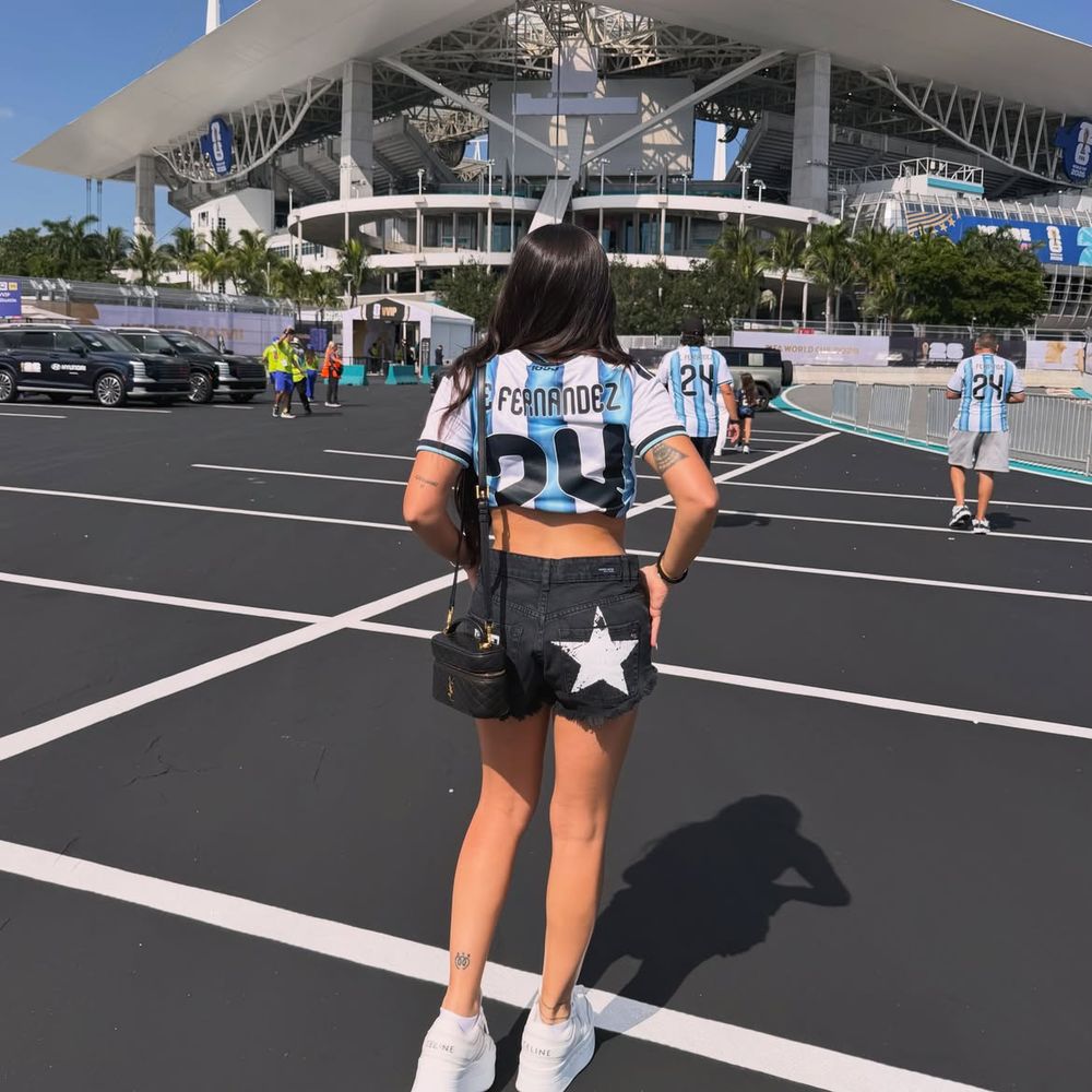 El boom del "streetwear" mundialista: el look urbano con guiños de lujo con el que Valentina Cervantes conquistó el estadio