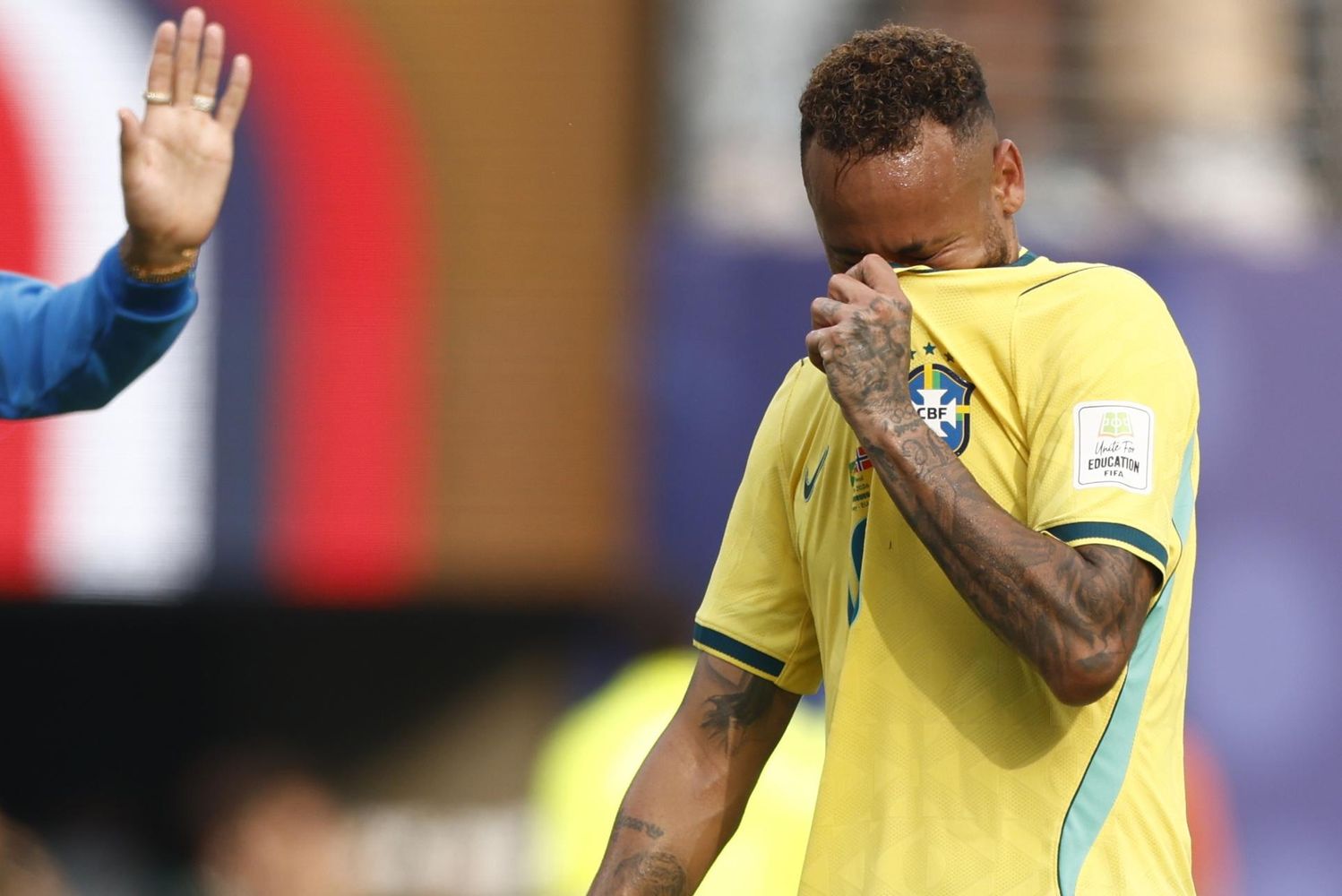 Neymar rompió en llanto por la eliminación de Brasil ante Noruega. 