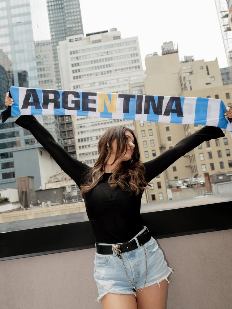 De la tribuna a la noche neoyorquina: el radical cambio de Eva de Dominici en pleno Mundial 2026