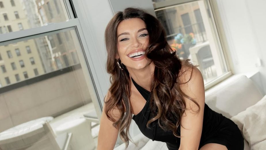 De la tribuna a la noche neoyorquina: el radical cambio de Eva de Dominici en pleno Mundial 2026