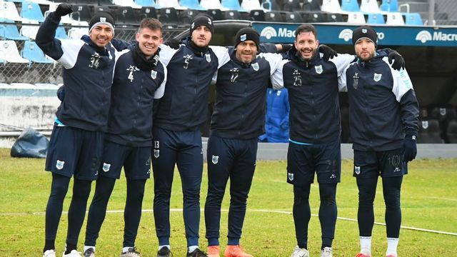 Guillermo Cosaro (segundo desde la derecha), capitán del "Lobo" jujeño, habló en la previa dando un mensaje de unidad y objetivos definidos para sostener el nivel en la recta decisiva del torneo.