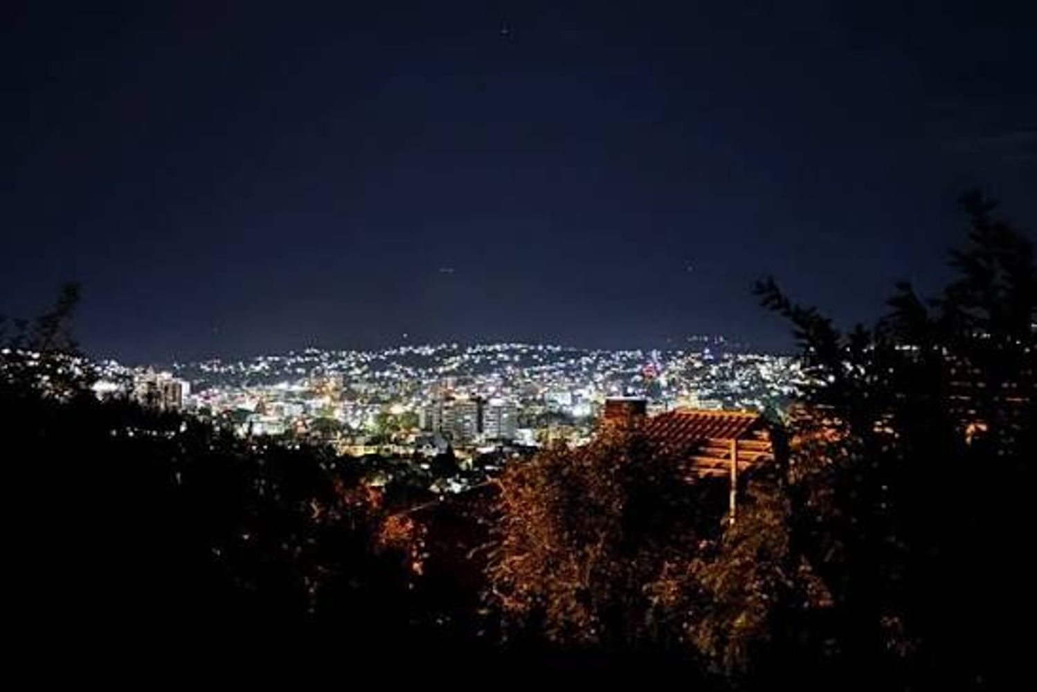 Vecinos y familias podrán vivir una noche de astroturismo en el Aula Ambiental, con divulgación y observación del cielo serrano.