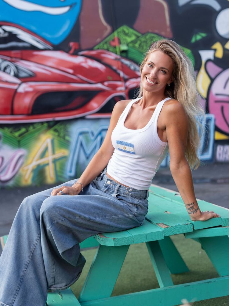 El auge del "casual urbano" mundialista: el look con impronta denim con el que Rocío Guirao Díaz cautivó las redes