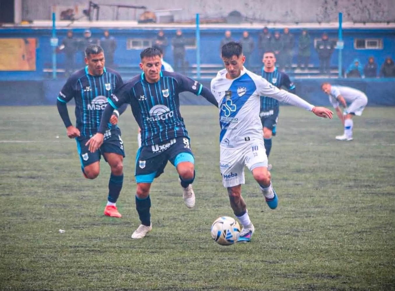 Jeremías Perales igualó para Midland en la última jugada del encuentro tras un segundo tiempo de dominio total del "Funebrero", frustrando un triunfo que el "Lobo" había merecido a pesar de haber jugado con diez hombres durante gran parte del duelo.