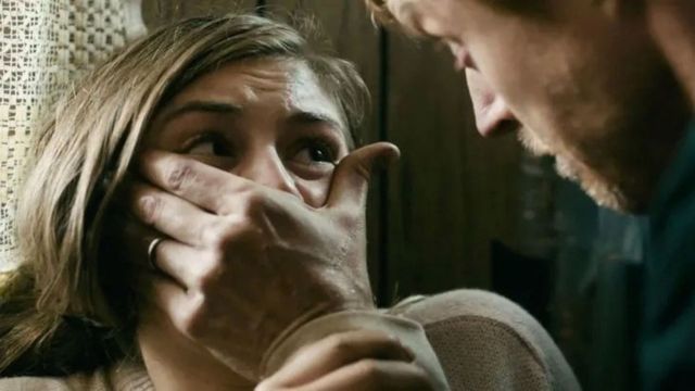 La película combina persecuciones, misterio y constantes giros narrativos.