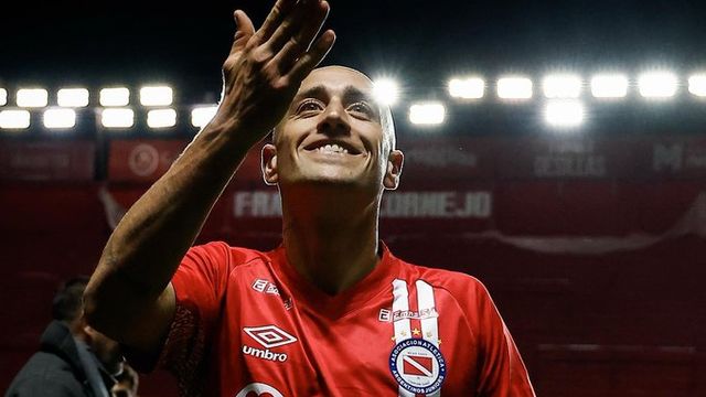 Federico Fattori, el codiciado volante de Argentinos Juniors, se prueba la camiseta de Talleres.