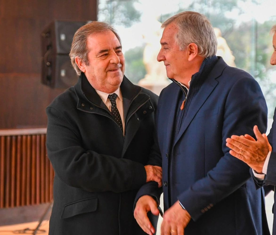 El vicegobernador Alberto Bernis saluda al exgobernador Gerardo Morales, visiblemente emocionado en el acto inaugural del imponente espacio cultural, proyecto iniciado durante su gestión al frente del Poder Ejecutivo provincial.